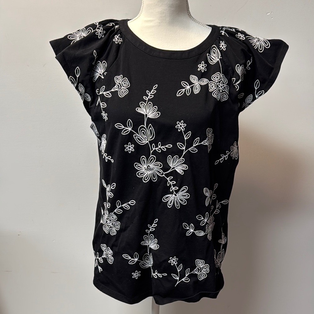Ann Taylor Blouse Top Black White Embroidered  Floral Cap Sleeve Blouse L